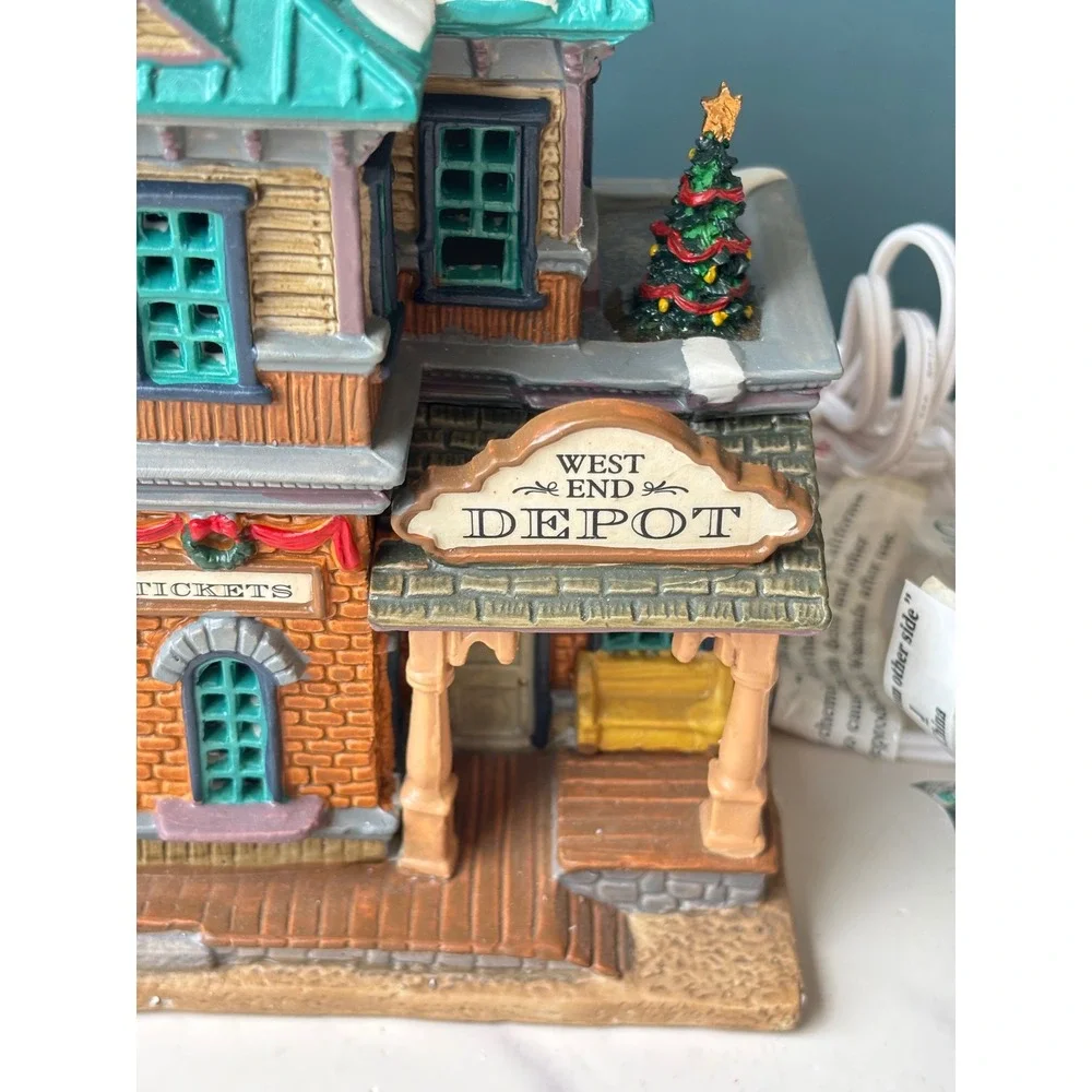 Vintage Caddington West End Depot Christmas Village Lighted Train Station‎